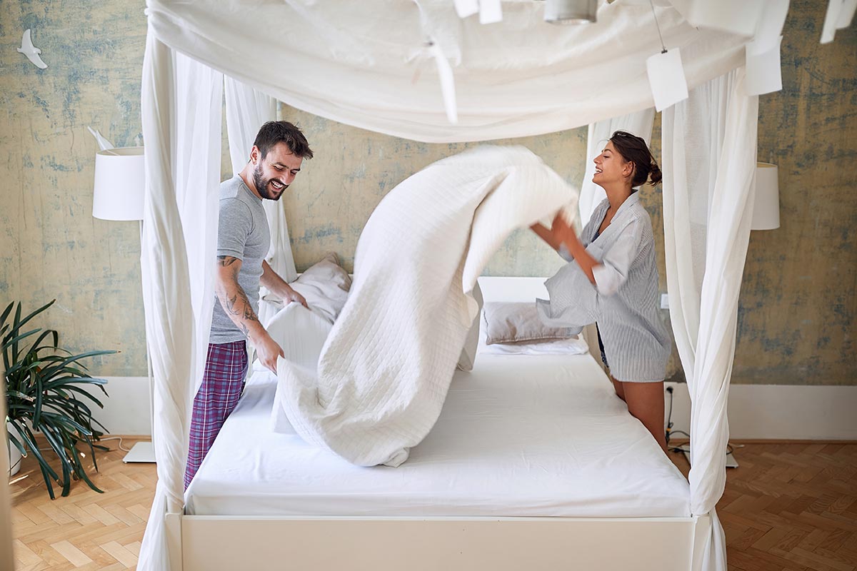 Komfi mattress couple making bed